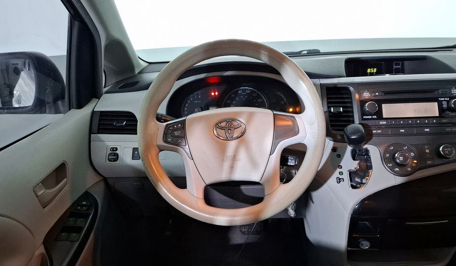 Toyota Sienna 3.5 LE AT Minivan 2013