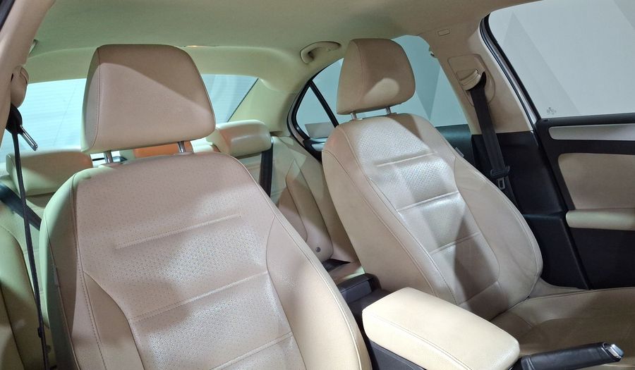 Volkswagen Jetta 2.5 SPORT PAQUETE NAVEGA TECHO TIPTRONIC Sedan 2014