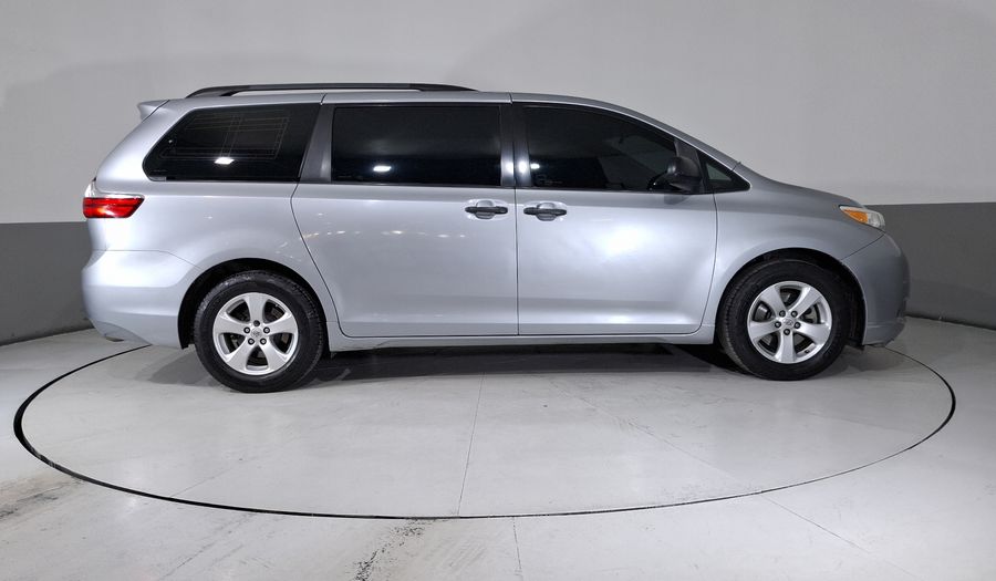 Toyota Sienna 3.5 CE AT Minivan 2015