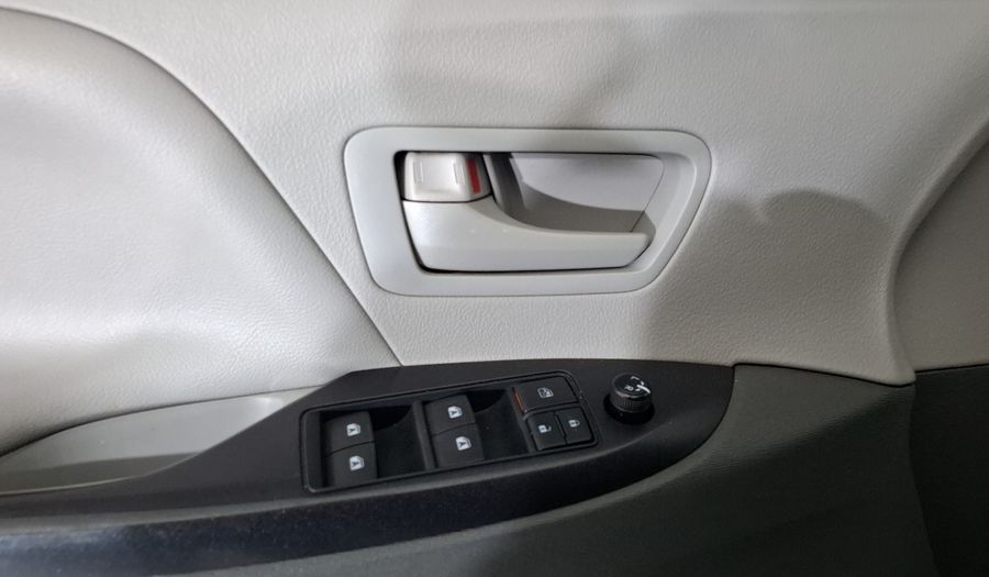 Toyota Sienna 3.5 CE AT Minivan 2015