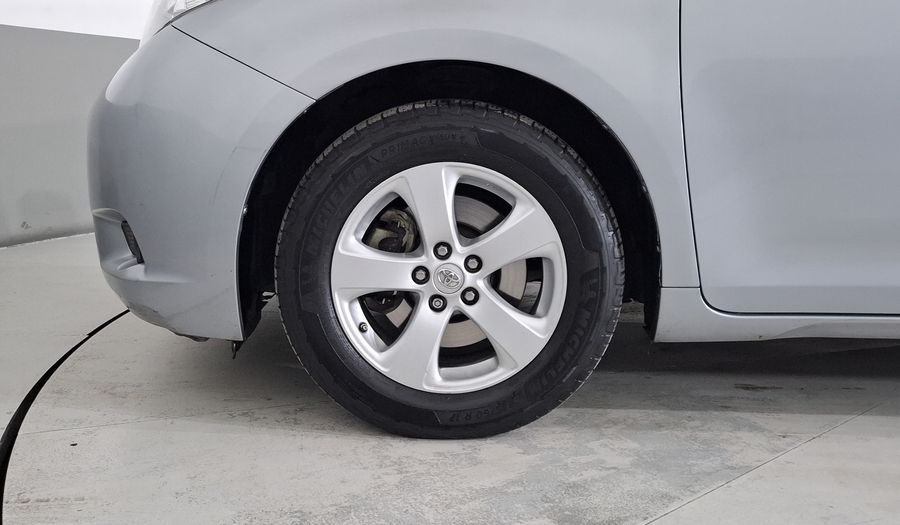Toyota Sienna 3.5 CE AT Minivan 2015