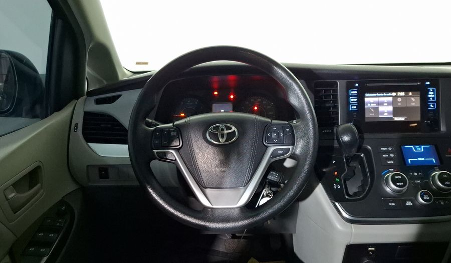 Toyota Sienna 3.5 CE AT Minivan 2015