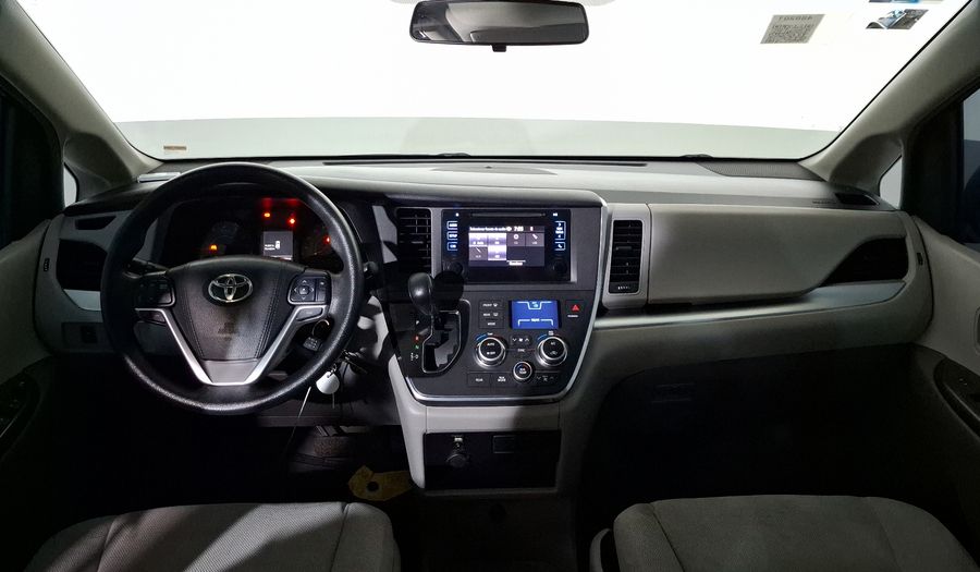 Toyota Sienna 3.5 CE AT Minivan 2015