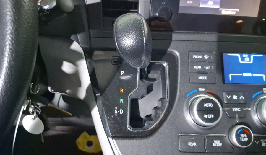 Toyota Sienna 3.5 CE AT Minivan 2015