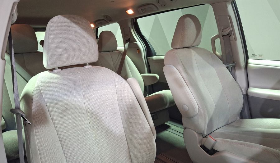 Toyota Sienna 3.5 CE AT Minivan 2012