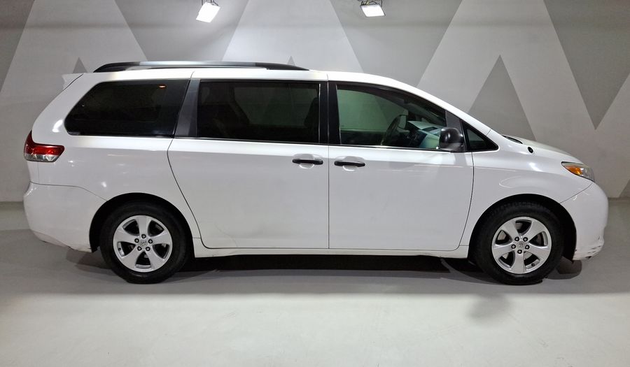 Toyota Sienna 3.5 CE AT Minivan 2012