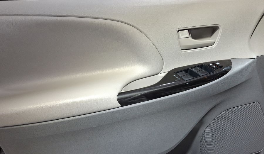 Toyota Sienna 3.5 CE AT Minivan 2012