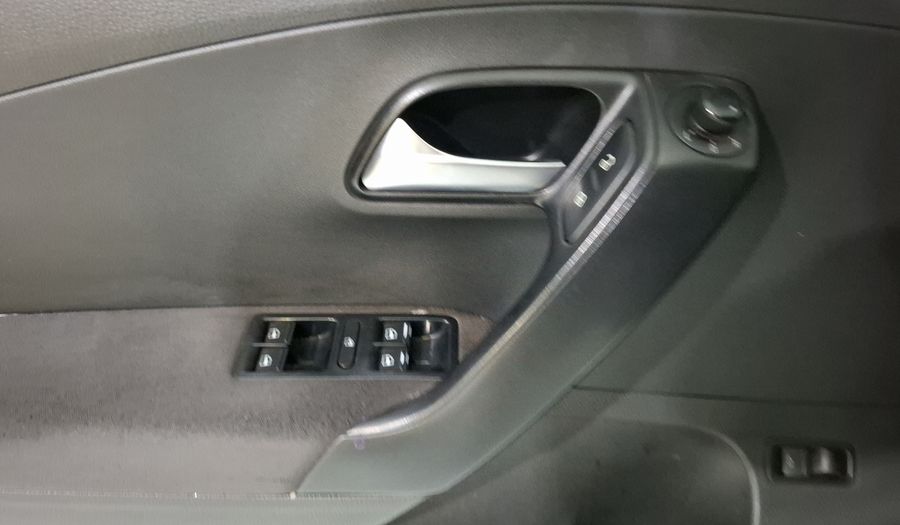 Volkswagen Vento 1.6 HIGHLINE MT Sedan 2014