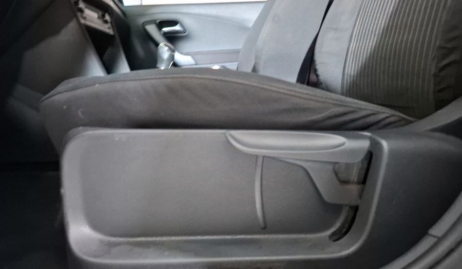 Volkswagen Vento 1.6 HIGHLINE MT Sedan 2014