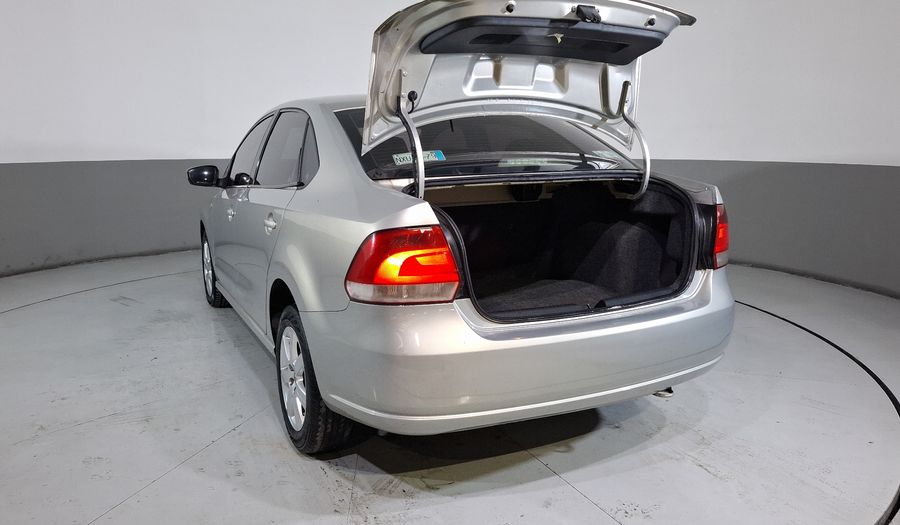 Volkswagen Vento 1.6 HIGHLINE MT Sedan 2014