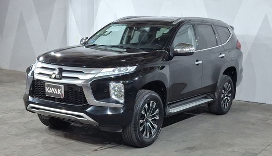 Mitsubishi • Montero