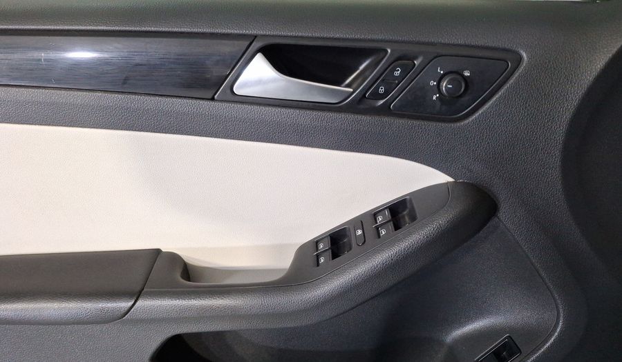 Volkswagen Jetta 2.0 LIVE MT Sedan 2017