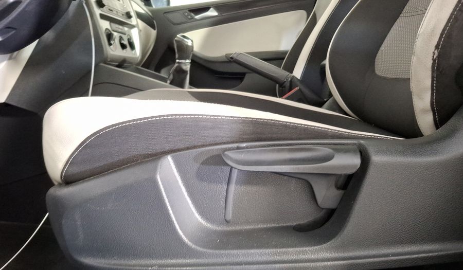 Volkswagen Jetta 2.0 LIVE MT Sedan 2017