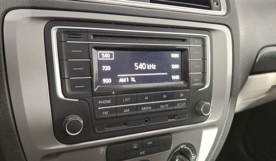 Volkswagen Jetta 2.0 LIVE MT Sedan 2017