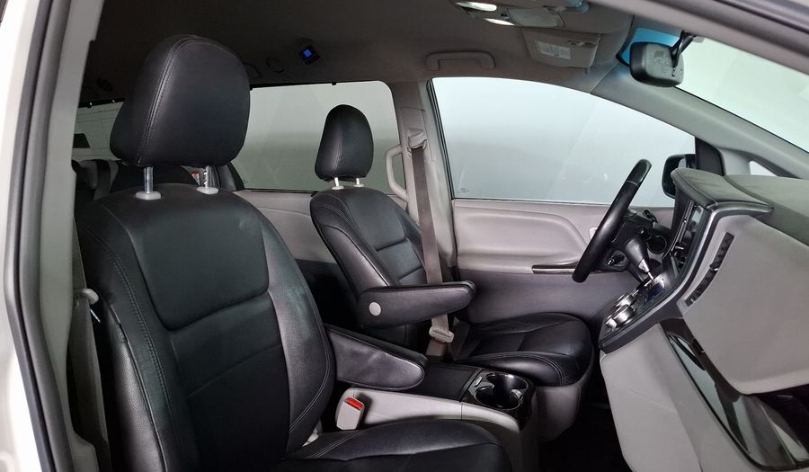 Toyota Sienna 3.5 XLE AT Minivan 2016