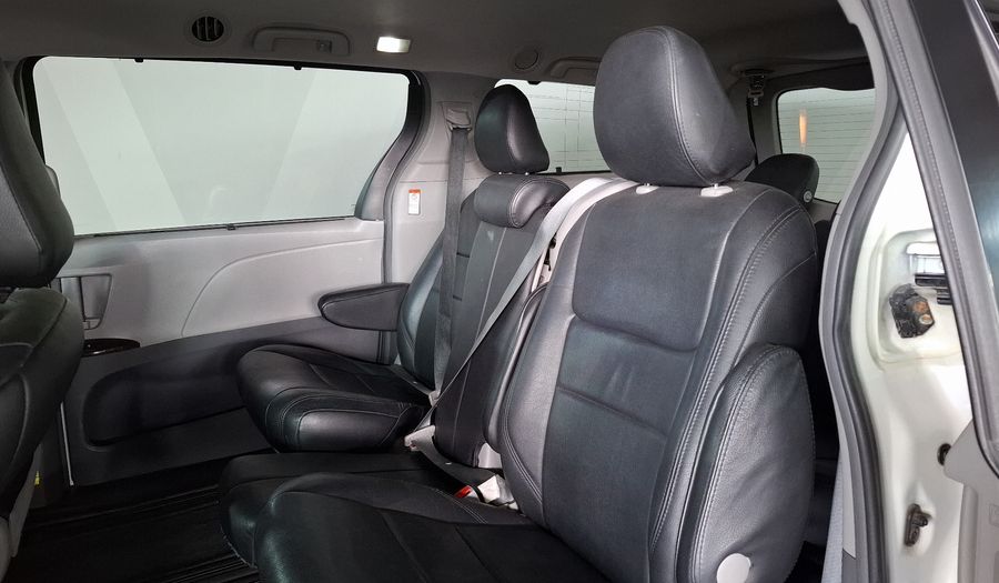 Toyota Sienna 3.5 XLE AT Minivan 2016