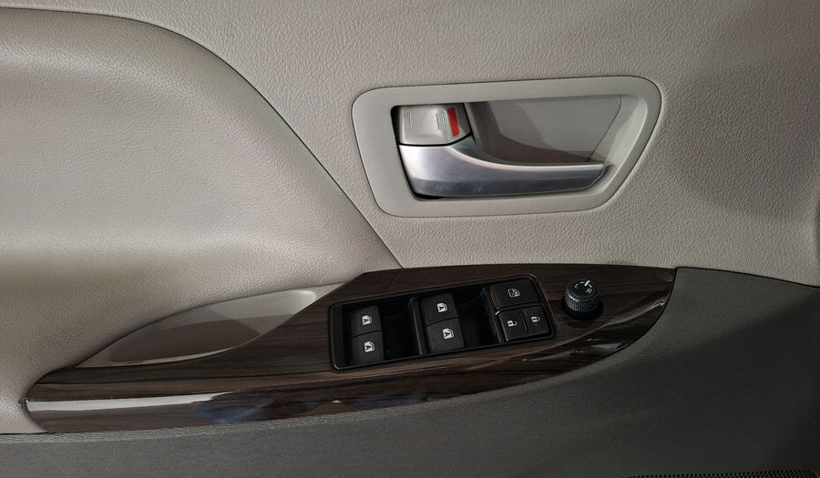 Toyota Sienna 3.5 XLE AT Minivan 2016