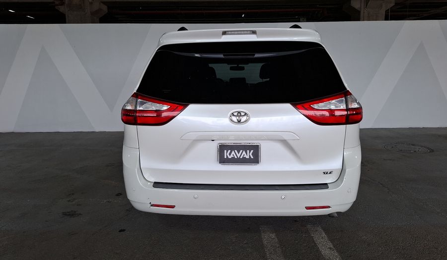 Toyota Sienna 3.5 XLE AT Minivan 2016