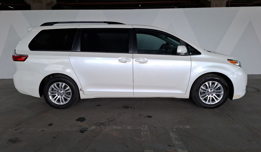 Toyota Sienna 3.5 XLE AT Minivan 2016
