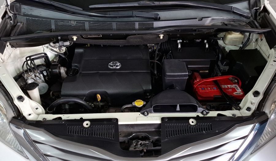 Toyota Sienna 3.5 XLE AT Minivan 2016