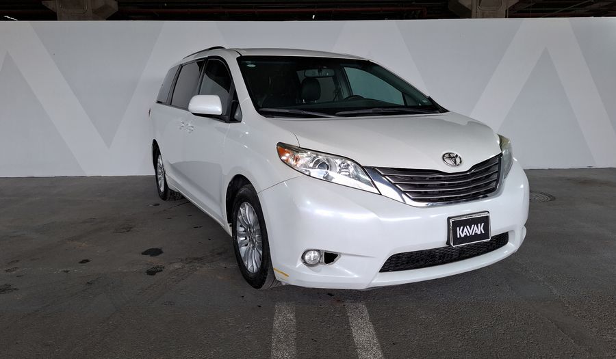 Toyota Sienna 3.5 XLE AT Minivan 2016