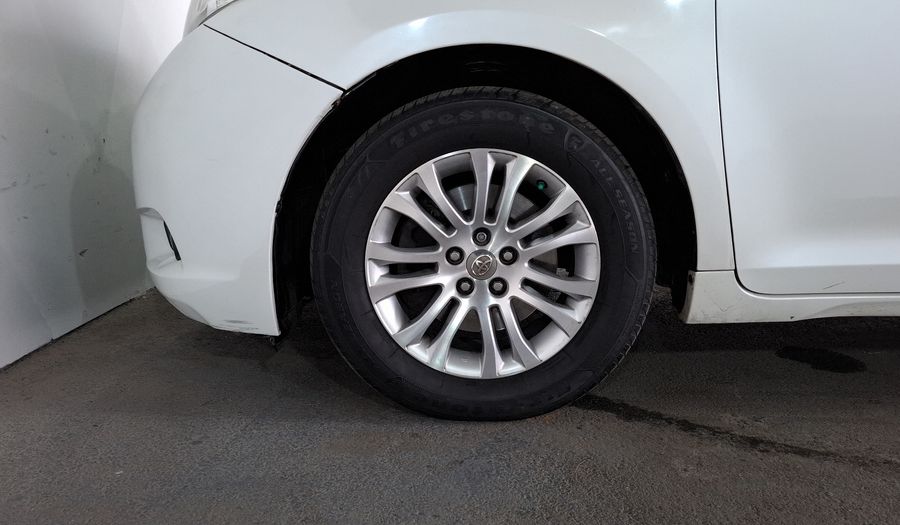 Toyota Sienna 3.5 XLE AT Minivan 2016