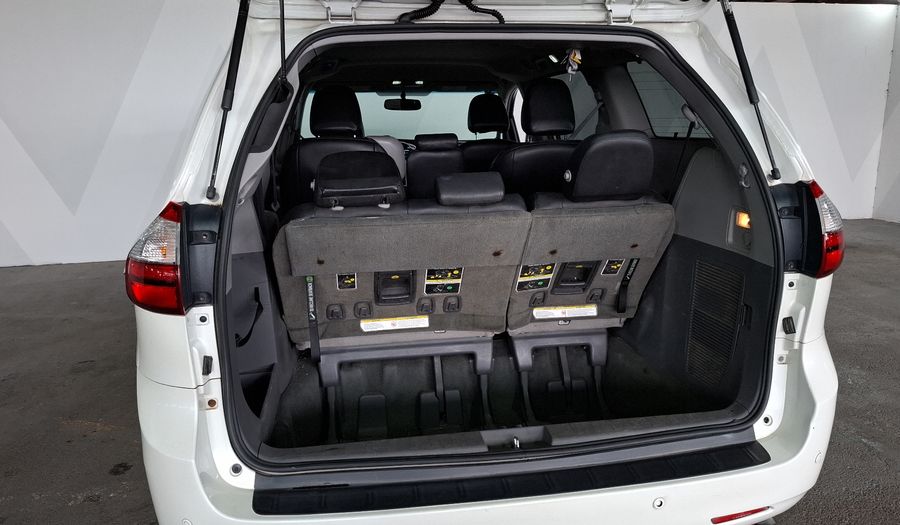 Toyota Sienna 3.5 XLE AT Minivan 2016