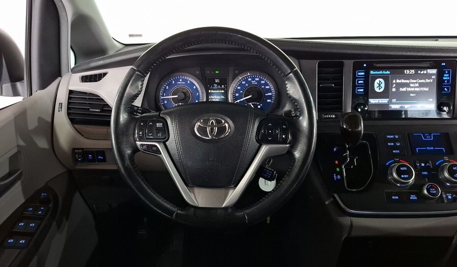 Toyota Sienna 3.5 XLE AT Minivan 2016