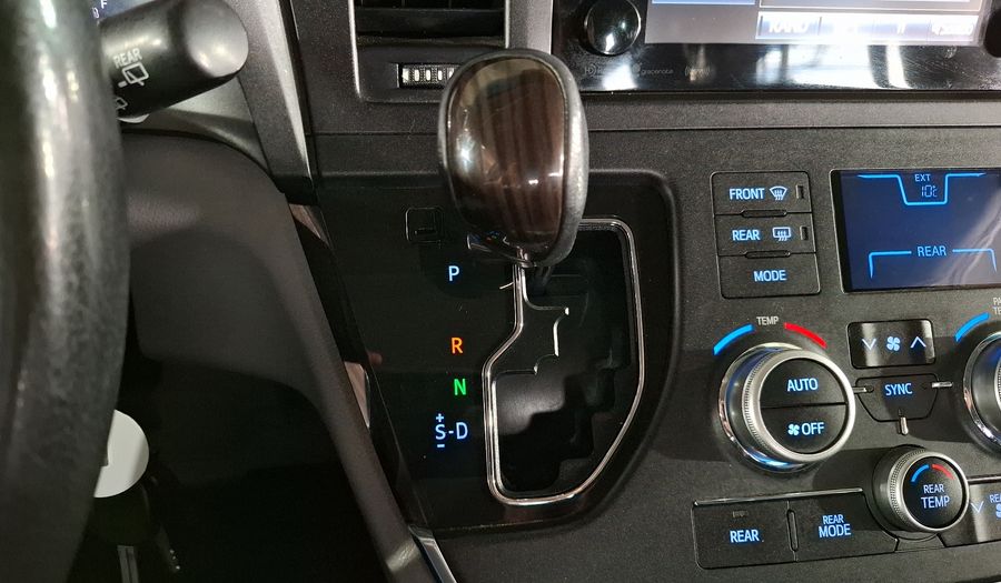 Toyota Sienna 3.5 XLE AT Minivan 2016