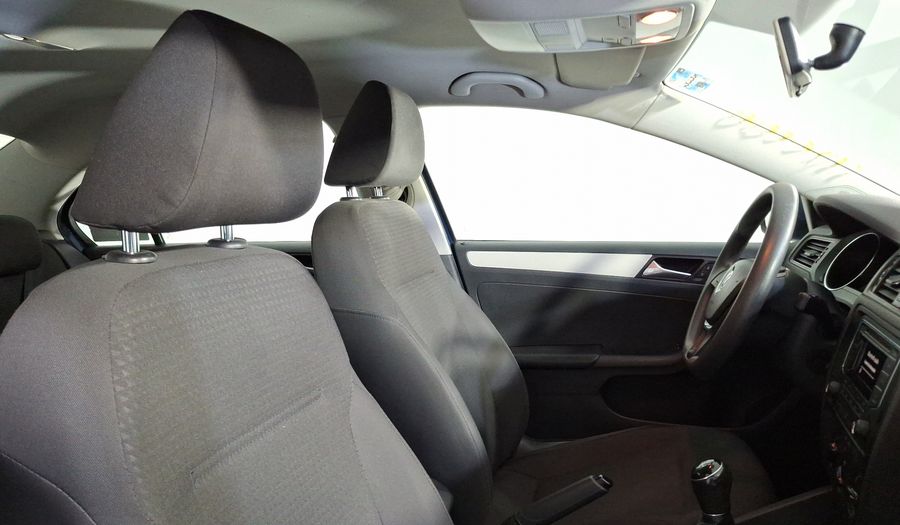 Volkswagen Jetta 2.5 TRENDLINE MT Sedan 2017