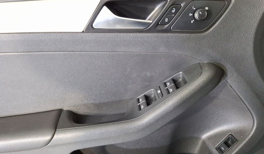 Volkswagen Jetta 2.5 TRENDLINE MT Sedan 2017