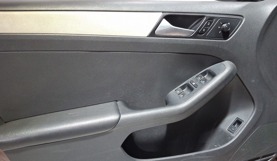 Volkswagen Jetta 2.5 TRENDLINE TIP. Sedan 2016