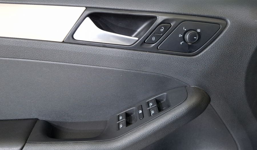 Volkswagen Jetta 2.5 TRENDLINE MT Sedan 2017