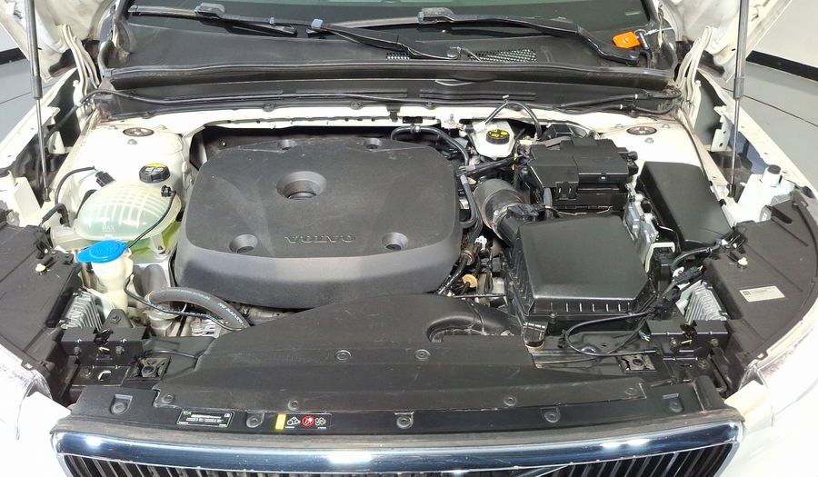 Volvo Xc40 2.0 T4 MOMENTUM AUTO Suv 2021