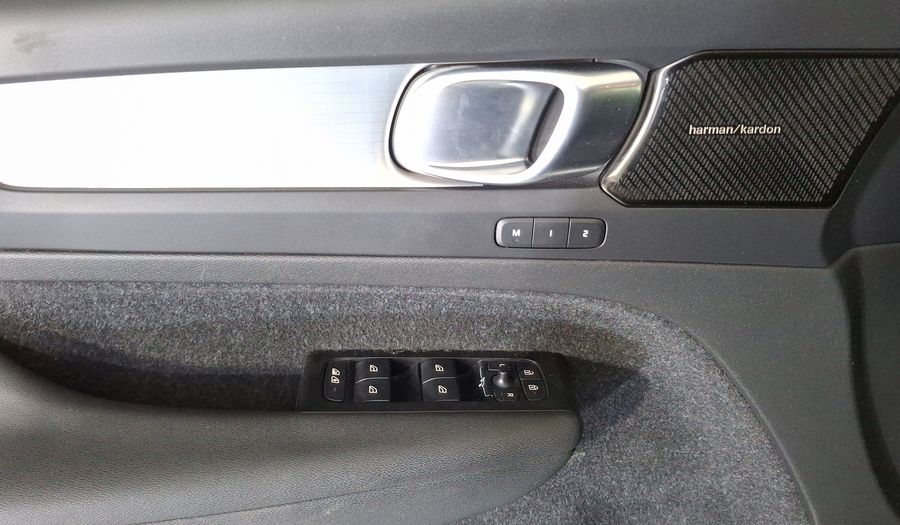 Volvo Xc40 2.0 T4 MOMENTUM AUTO Suv 2021