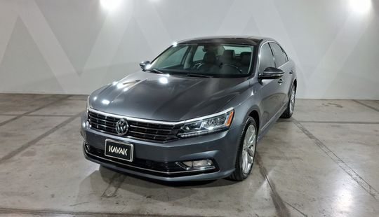 Volkswagen • Passat
