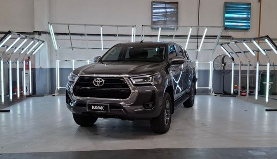 Toyota • Hilux