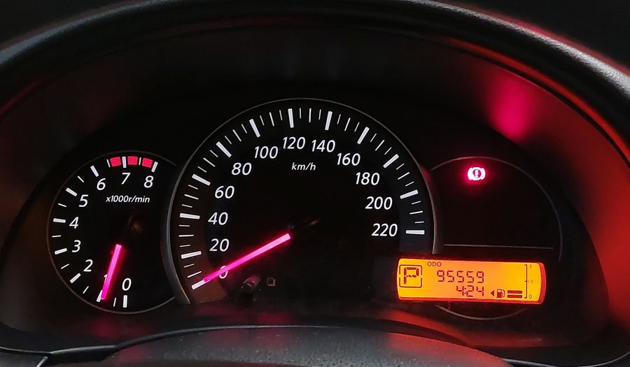 Nissan March 1.6 SV CVT Hatchback 2017