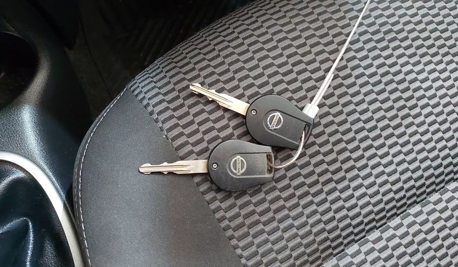Nissan March 1.0 16V FLEX SV Hatchback 2015