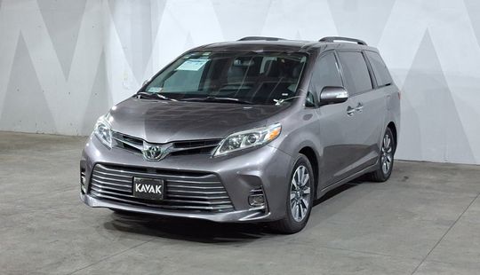 Toyota • Sienna