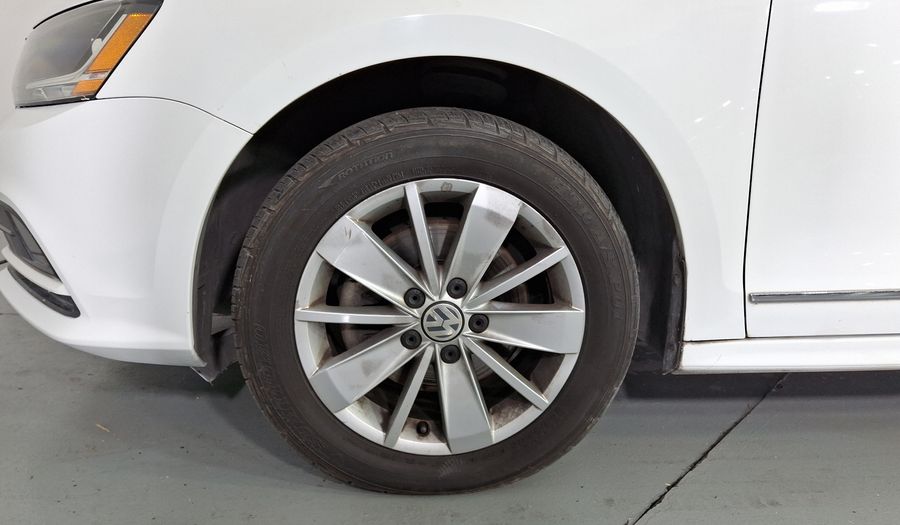 Volkswagen Jetta 2.5 COMFORTLINE TIP. BOLSAS AIRE DEL. Sedan 2018