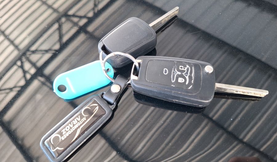 Chevrolet Onix 1.4 LT Hatchback 2016