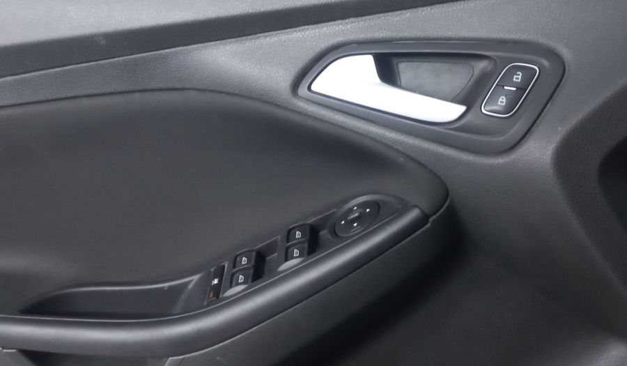 Ford Focus 2.0 SE AT Sedan 2015