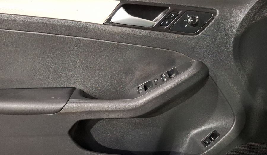 Volkswagen Jetta 2.5 TRENDLINE TIPTRONIC Sedan 2015