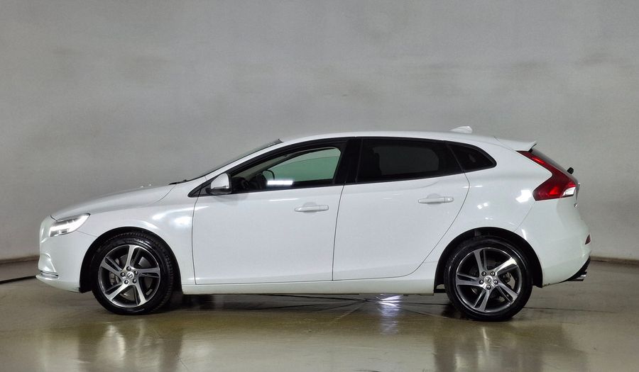 Volvo V40 2.0 T4 MOMENTUM PLUS AUTO Hatchback 2020