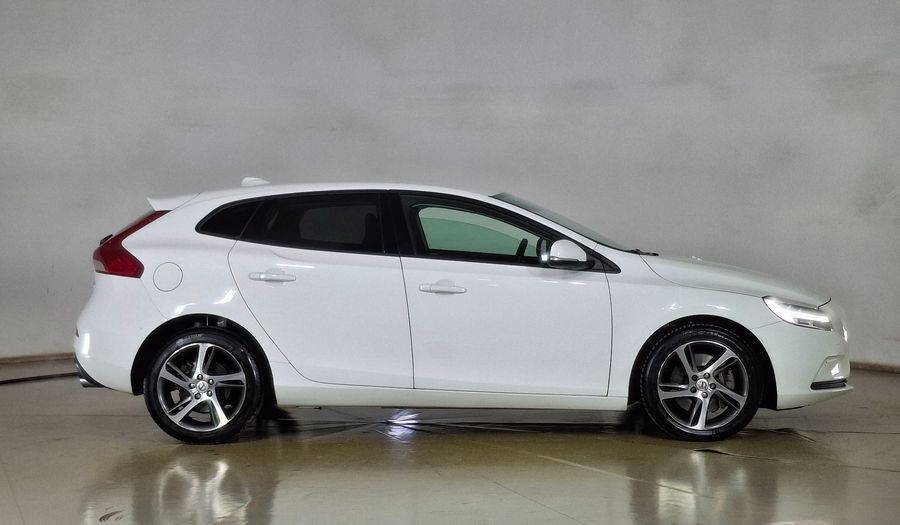 Volvo V40 2.0 T4 MOMENTUM PLUS AUTO Hatchback 2020