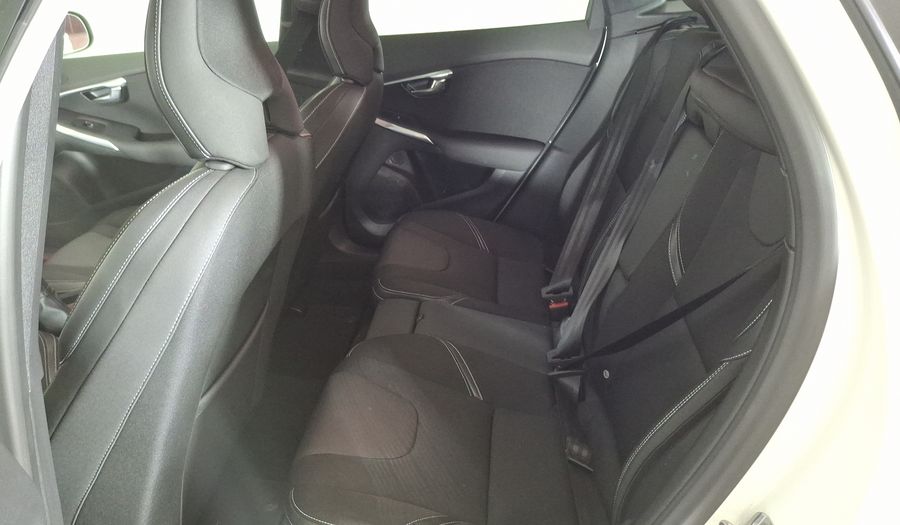 Volvo V40 2.0 T4 MOMENTUM PLUS AUTO Hatchback 2020