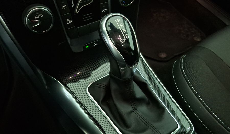Volvo V40 2.0 T4 MOMENTUM PLUS AUTO Hatchback 2020