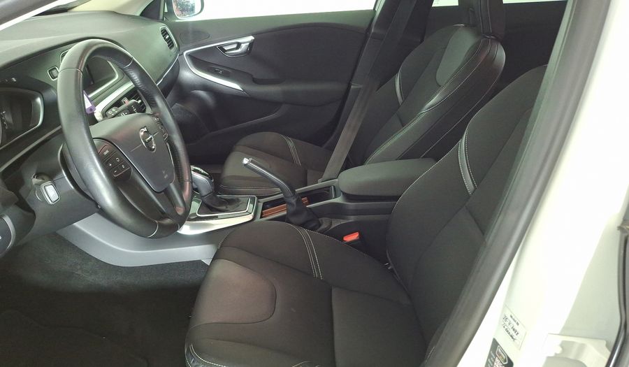 Volvo V40 2.0 T4 MOMENTUM PLUS AUTO Hatchback 2020