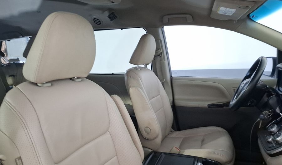 Toyota Sienna 3.5 XLE AT Minivan 2015